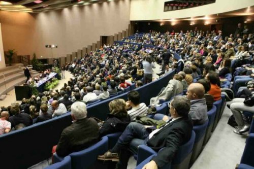 Sirena senza coda si presenta come la vittoria della sostanza sulla forma